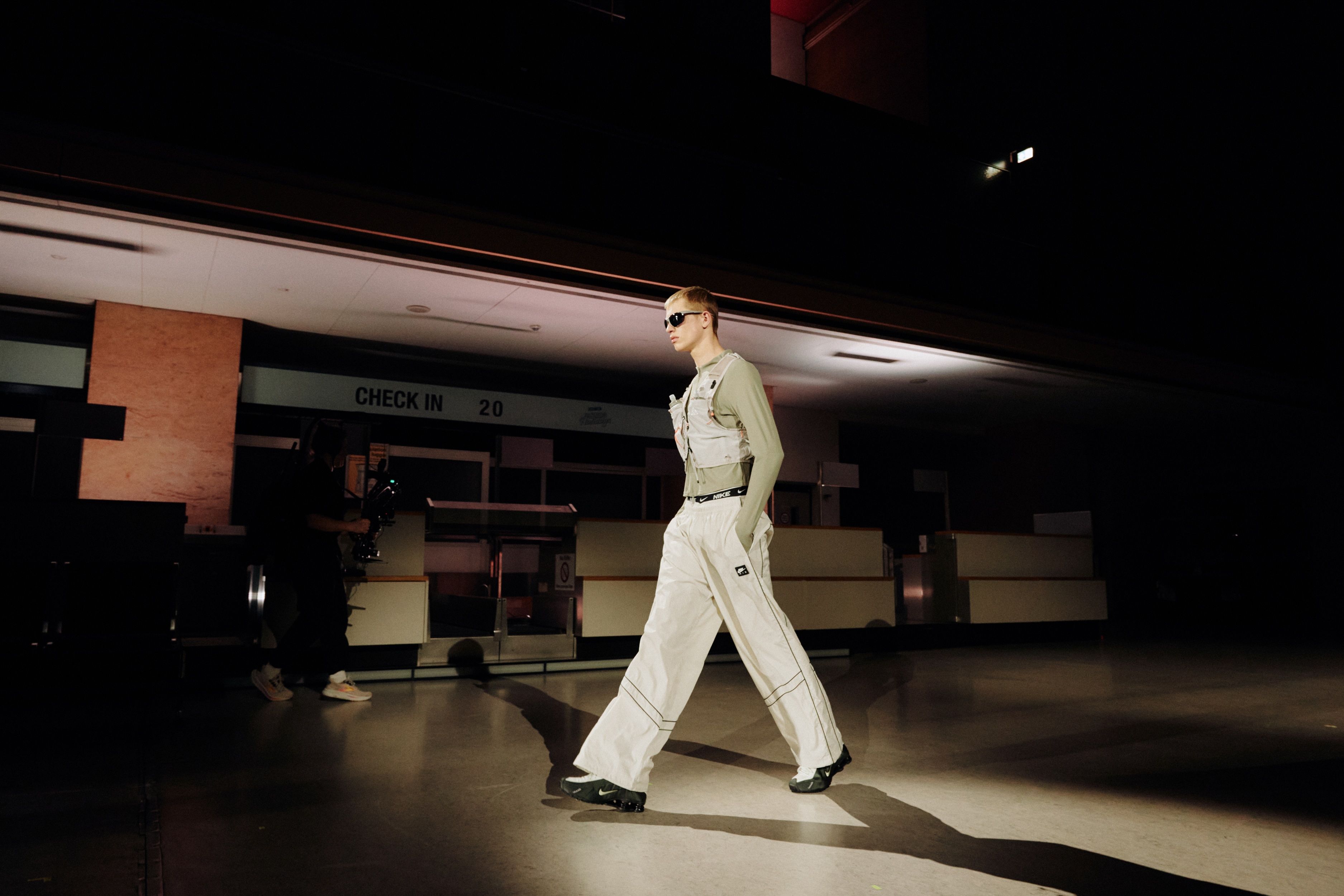 Homme portant une tenue Nike