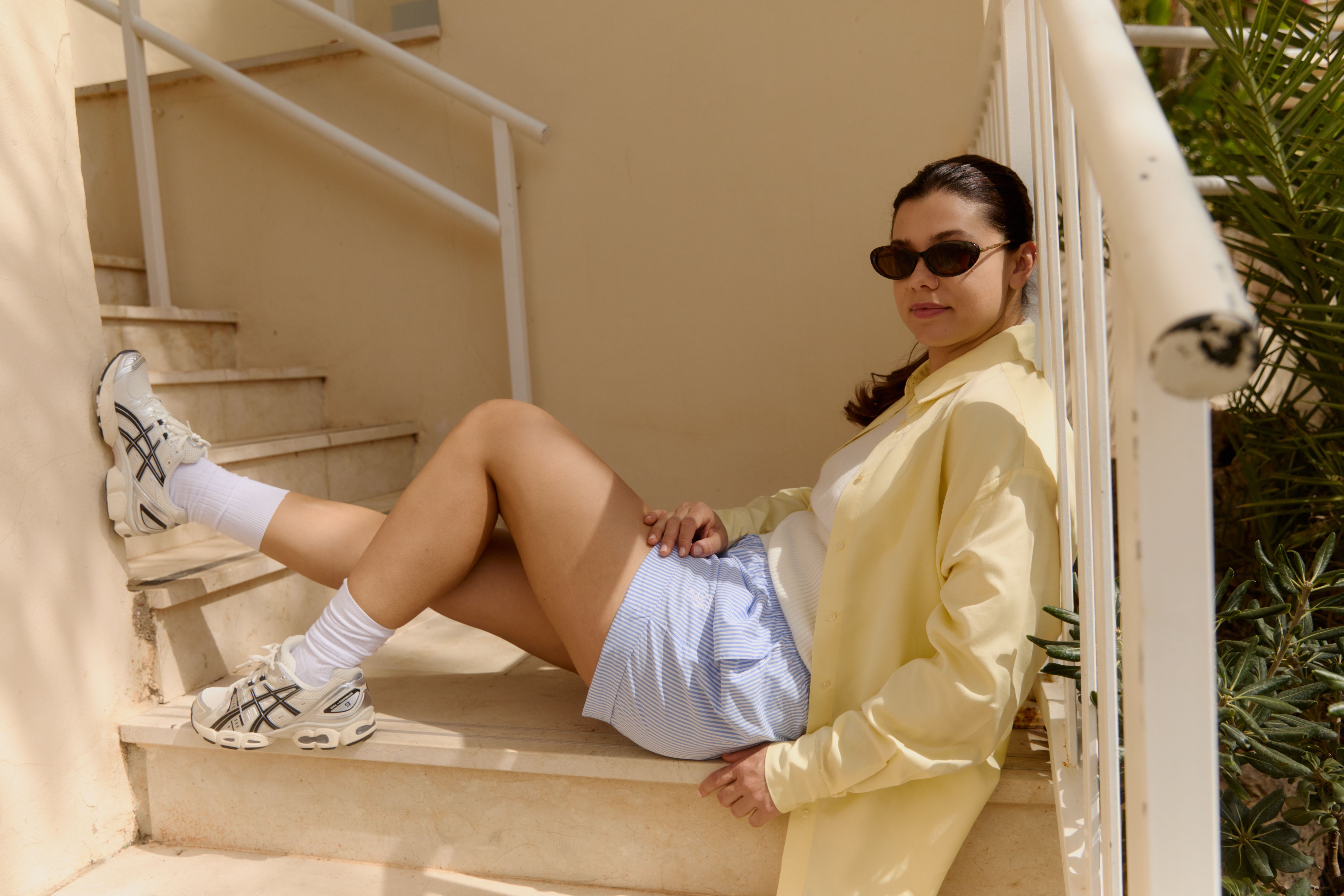 Femme portant des baskets à la mode