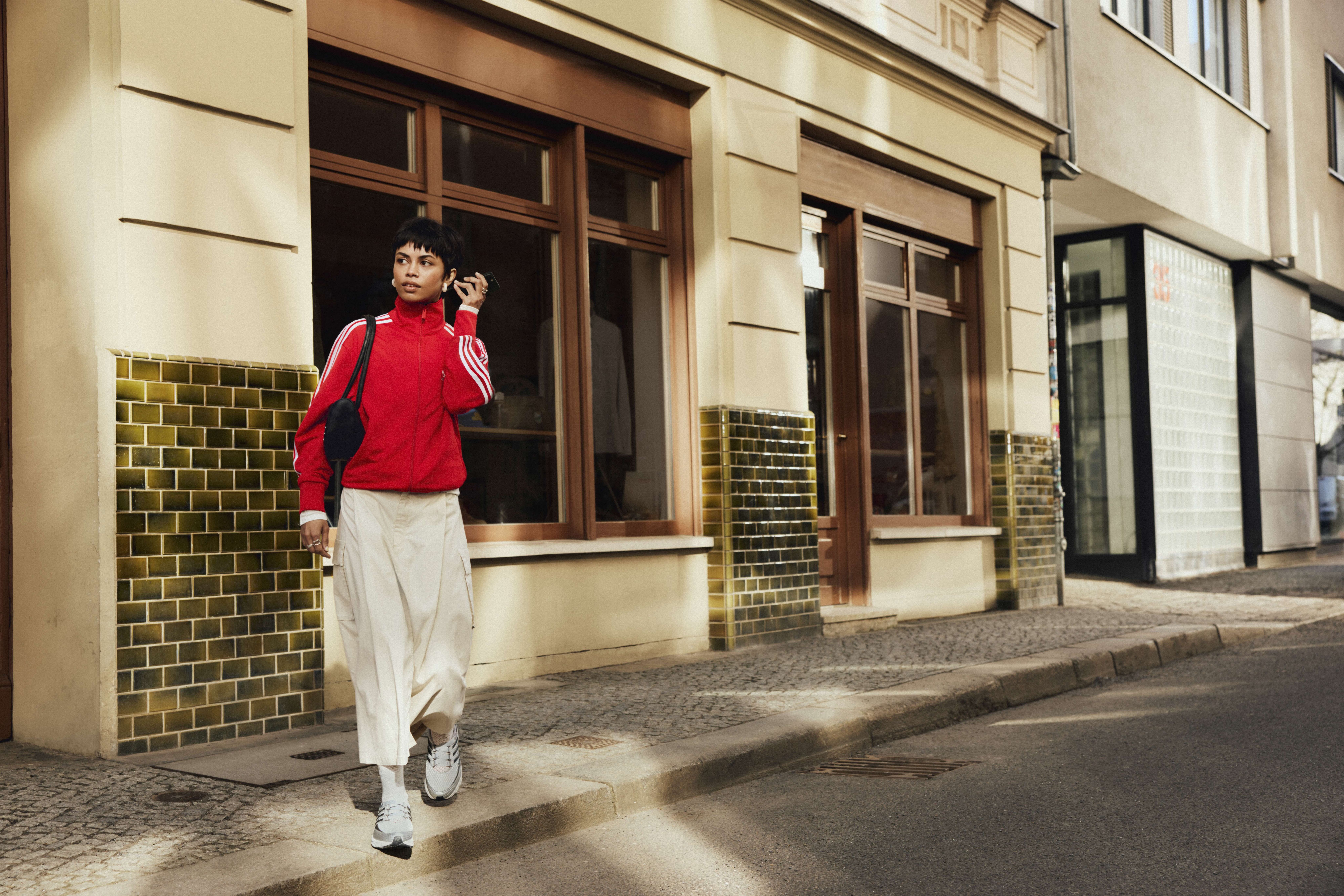 Un mannequin portant une tenue streetwear ADIDAS ORIGINALS