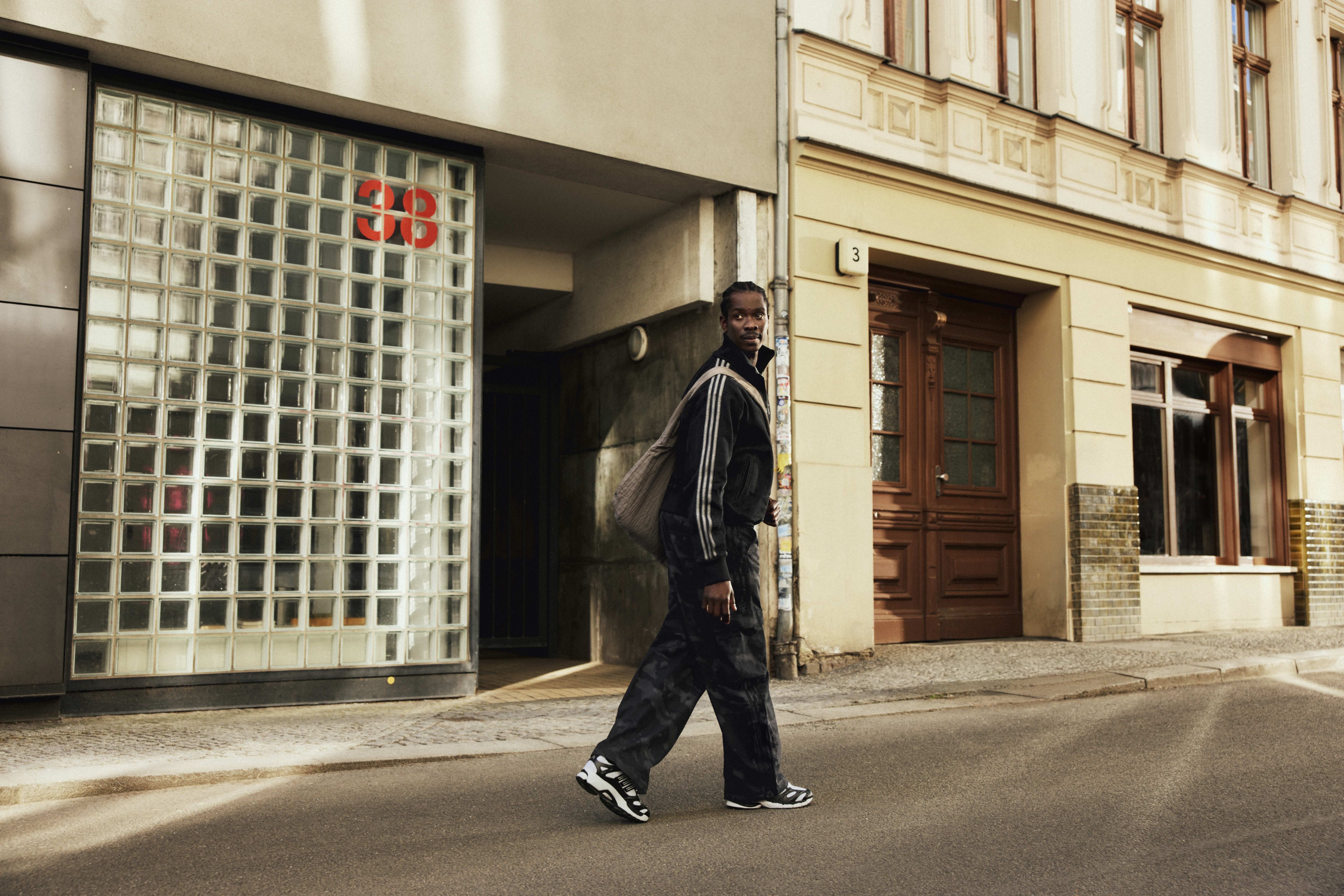 Un mannequin portant une tenue streetwear ADIDAS ORIGINALS
